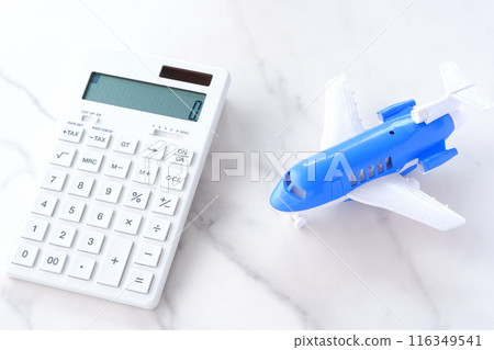使用計算器和飛機顯示機票價格上漲和旅行成本上漲的圖像 116349541