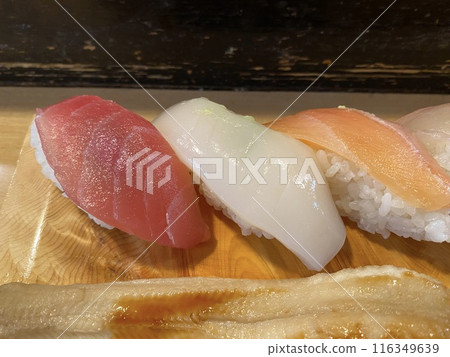 [Sushi and Seafood] Nigiri sushi and gunkan platter (tuna, squid, salmon) served on sushi sandals 116349639