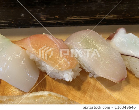 [Sushi and Seafood] Nigiri sushi and gunkan platter (salmon and sea bream) served on sushi sandals 116349640