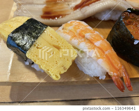 [Sushi and seafood] Nigiri sushi and gunkan platter (egg and shrimp) served on sushi sandals 116349641