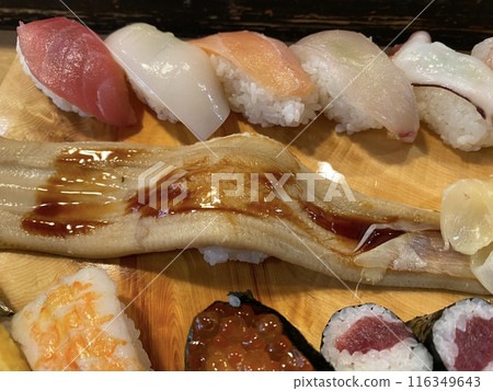 [Sushi/Seafood] Nigiri sushi and gunkan platter (one conger eel) served on sushi sandals 116349643