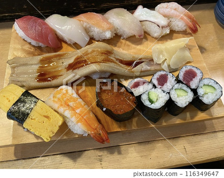[Sushi/Seafood] Nigiri sushi and gunkan sushi served on a sushi geta (diagonal view) 116349647