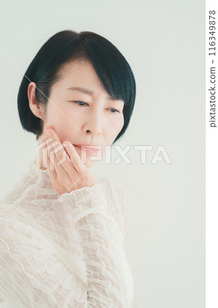 50多歲女性的皮膚問題 116349878