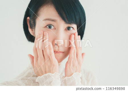 50多歲女性的眼部護理 116349898