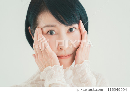 50多歲女性的眼部護理 116349904