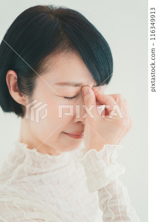 Woman in her 50s, between the eyebrows, beauty 116349913