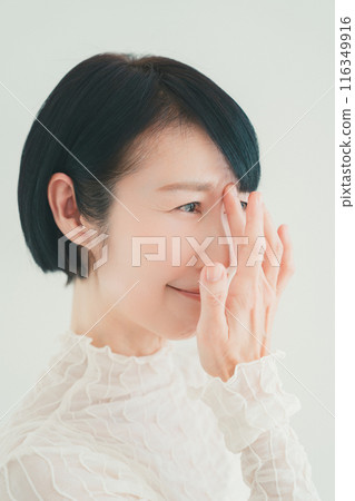 Woman in her 50s, headache, between the eyebrows, beauty 116349916