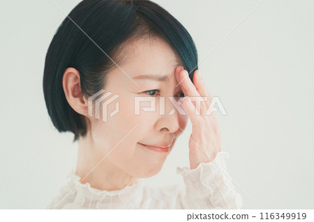 Woman in her 50s, headache, between the eyebrows, beauty 116349919