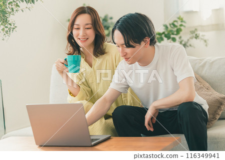 夫妻客廳筆記本電腦 116349941