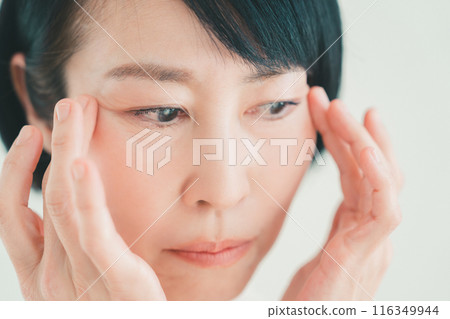 Eye care for women in their 50s 116349944