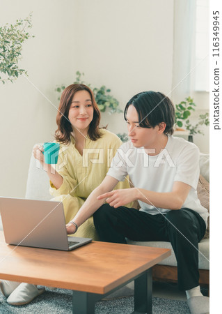 夫妻客廳筆記本電腦 116349945
