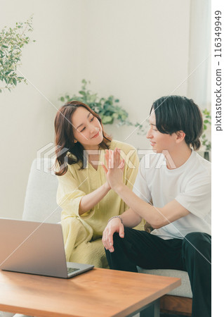 高五情侶情侶客廳筆記型電腦 116349949