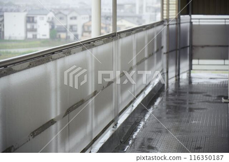 走廊被雨淋濕 116350187