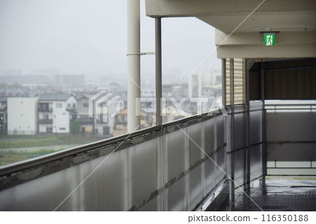 走廊被雨淋濕 116350188