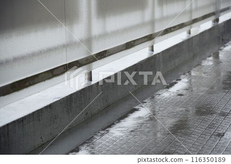 走廊被雨淋濕 116350189