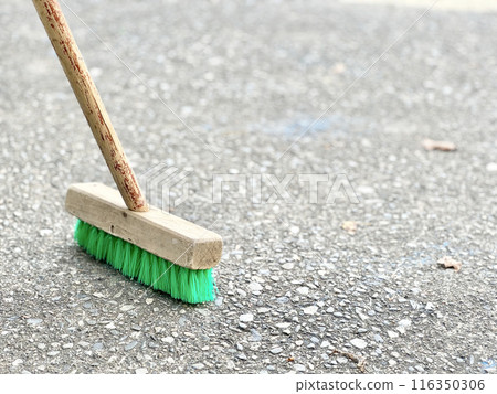 Deck brush and ground 116350306
