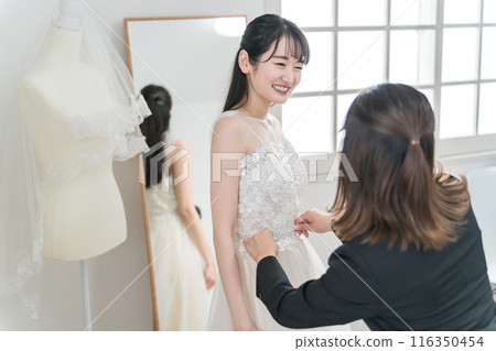 調整婚紗以準備婚禮的亞洲女性(修理/試衣) 調整婚紗以準備婚禮的亞洲女性(修理/試衣) 116350454