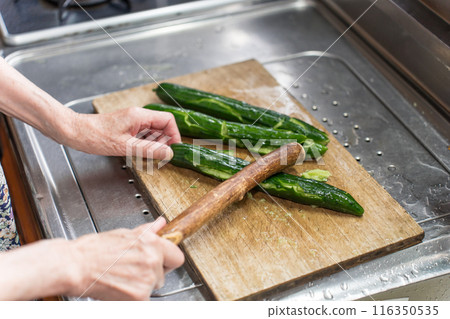 做烤黃瓜的老婦人 116350535