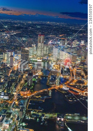 （橫濱夜景）港未來的魔法時刻航拍壯觀景色 116350597