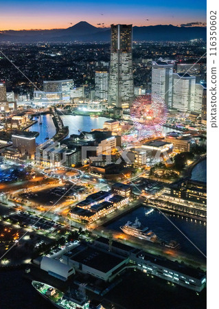 (Yokohama night view) Magic hour at Minato Mirai and the spectacular view of Mt. Fuji 116350602