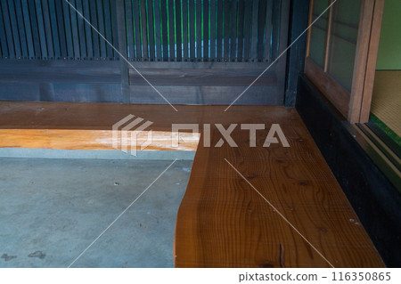 天然木材製成的上升階梯，觸感柔軟 116350865