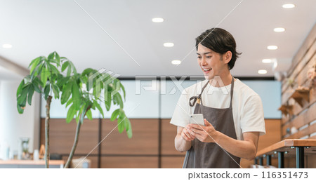 在咖啡廳/餐廳工作/服務員點餐/咖啡店文員/咖啡師/大廳工作人員 在咖啡廳/餐廳工作/服務員點餐/咖啡店文員/咖啡師/大廳工作人員 116351473