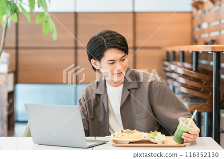 年輕人在咖啡館吃午餐時喝綠色冰沙（酵素/排毒/膳食纖維/保健食品） 116352130