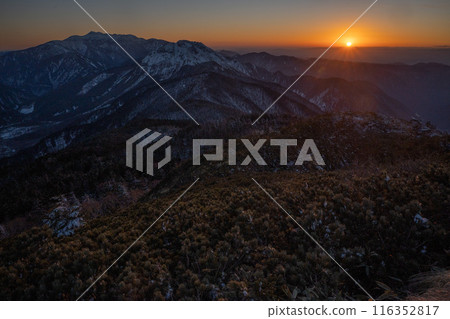 Early winter Northern Alps seen from the ridgeline of the Japanese Alps Snow piles up on top of the mountains Mountains of the Northern Alps covered in snow Early winter Northern Alps seen from the ridgeline of the Japanese Alps Snow piles up on top of the mountains Mountains of the Northern Alps covered in snow 116352817