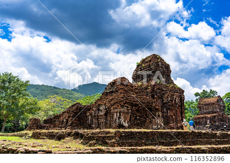 越南：人們參觀美山遺址，這是佔婆王國供奉印度教諸神的聖地。 116352896