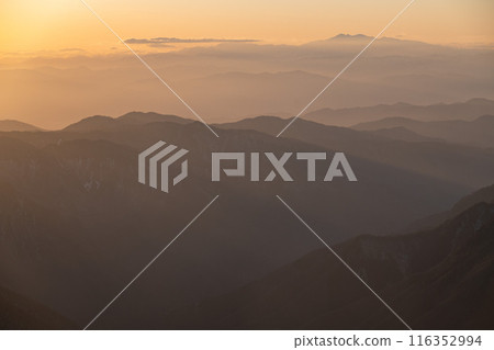Early winter Northern Alps seen from the ridgeline of the Japanese Alps Snow piles up on top of the mountains Mountains of the Northern Alps covered in snow 116352994