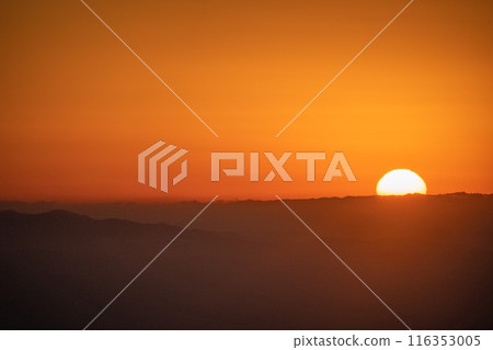 從日本阿爾卑斯山的山脊線看到的初冬北阿爾卑斯 雪堆積在山頂上 北阿爾卑斯的山脈被雪覆蓋 116353005