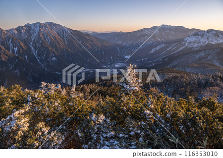 Early winter Northern Alps seen from the ridgeline of the Japanese Alps Snow piles up on top of the mountains Mountains of the Northern Alps covered in snow 116353010