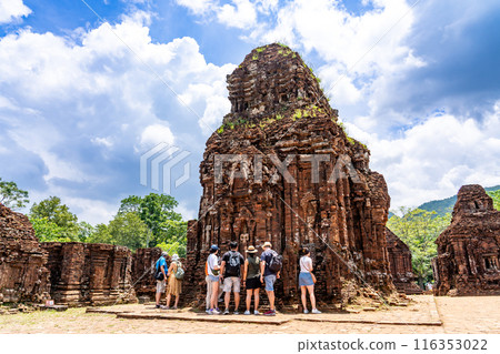 越南：人們參觀美山遺址，這是佔婆王國供奉印度教諸神的聖地。 116353022