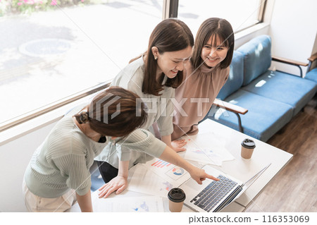 Asian women and business women (sales and planning) who have meetings, meetings, and meetings while looking at documents and materials 116353069