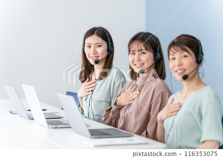 女商人/打電話給中心的女人/電話預約/與對講機的視頻聊天 116353075