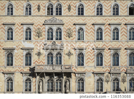 old building wall 116353088