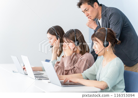 呼叫中心接線員女性和指導男性 (teleope / teleapo) 116353094