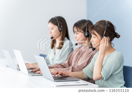 女商人/打電話給中心的女人/電話預約/與對講機的視頻聊天 116353110