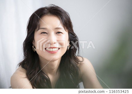 Beauty and beauty women looking at the camera: Beautiful skin care and healthy images for women in their 40s and 50s 116353425