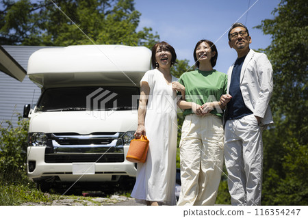 親密的一家人開著露營車外出 116354247