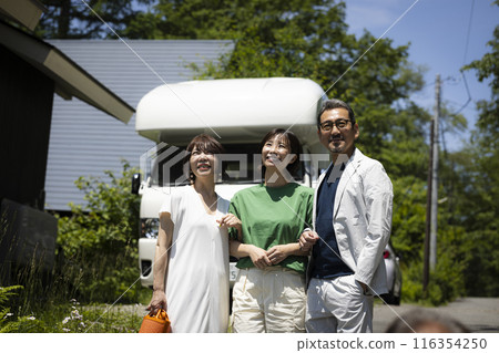 親密的一家人開著露營車外出 116354250