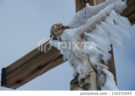 瑞士阿爾卑斯山的一條風景優美的小徑。白雪皚皚的冰川天堂 瑞士阿爾卑斯山的一條風景優美的小徑。白雪皚皚的冰川天堂 116355045