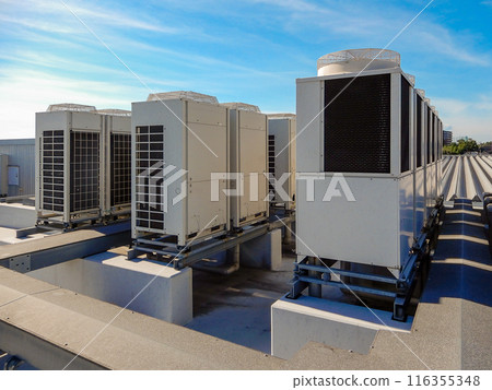 建築物屋頂及藍天空調設施室外機 116355348