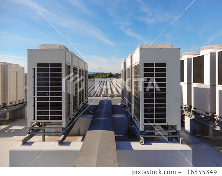 建築物屋頂及藍天空調設施室外機 116355349