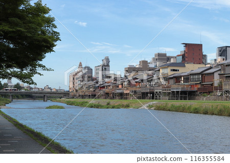 Kyoto: Scenery upstream of Shijo Ohashi Bridge on the Kamo River Kyoto: Scenery upstream of Shijo Ohashi Bridge on the Kamo River 116355584