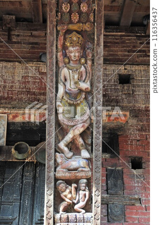 尼泊爾巴克塔普爾杜巴廣場（皇宮廣場）帕斯帕蒂寺柱雕 116356437