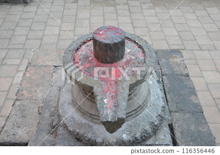 尼泊爾，巴克塔普爾，杜巴廣場（皇宮廣場），舊皇宮，國王浴場，林加，濕婆神的象徵 116356446