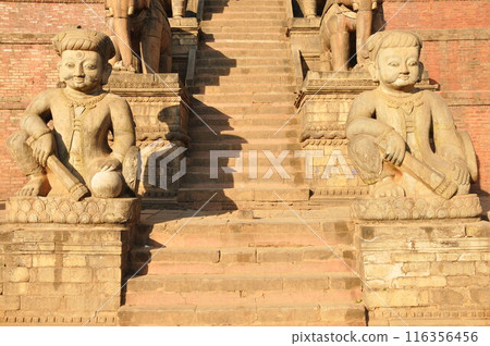 尼泊爾巴克塔普爾圖馬迪廣場尼亞塔波拉寺石階上的石像 116356456