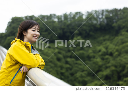 一名年輕女子在自然中 116356475
