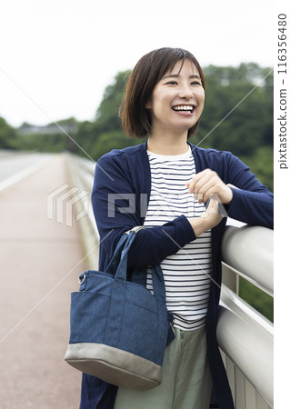 一名年輕女子在自然中 116356480